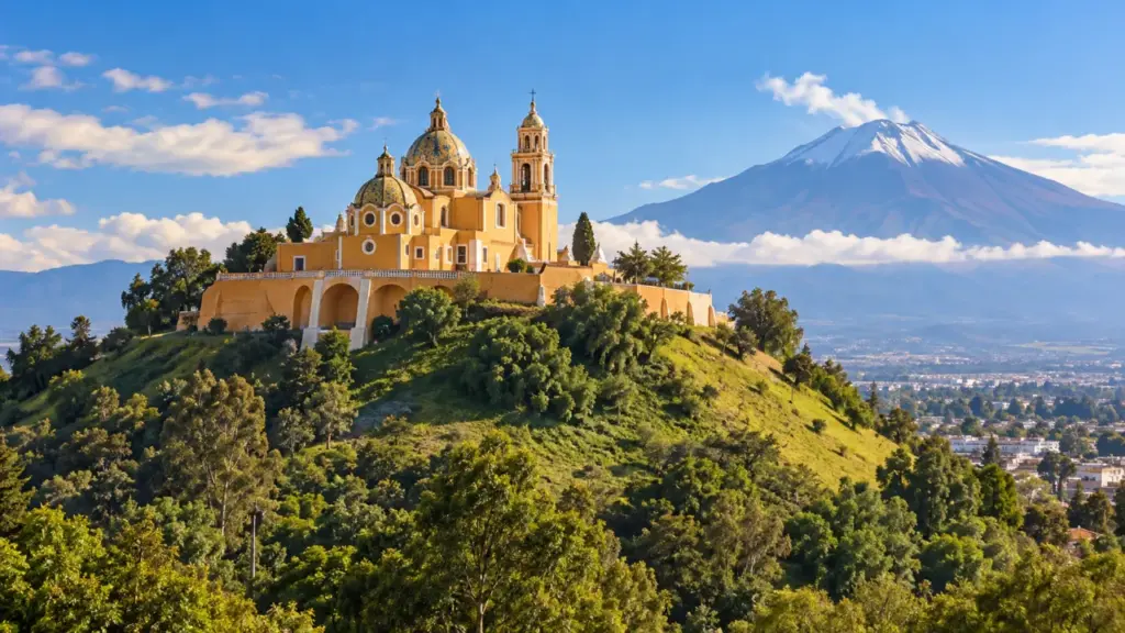 Ilustración de Cholula con el santuario sobre la Gran Pirámide y un volcán al fondo